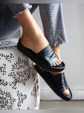beek Pelican Leather Platform Sandal Black Size 9